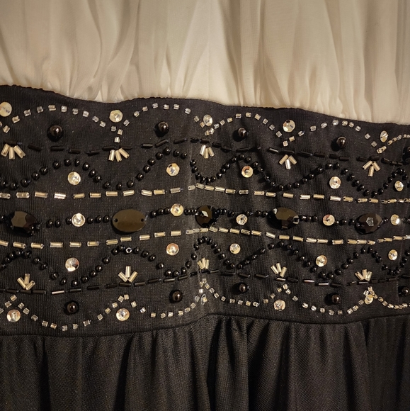 Beautiful black and white dress - Picture 3 of 5